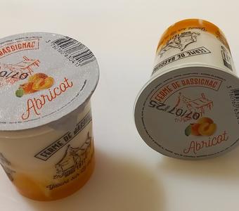 Yaourts sur lit de confiture d'abricot par 4